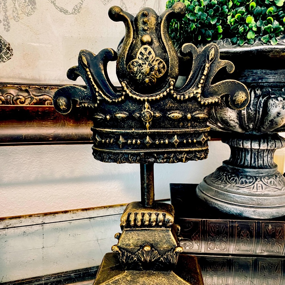 ❣️SOLD ON OTHER SITE❣️Tall standing Old World Crown